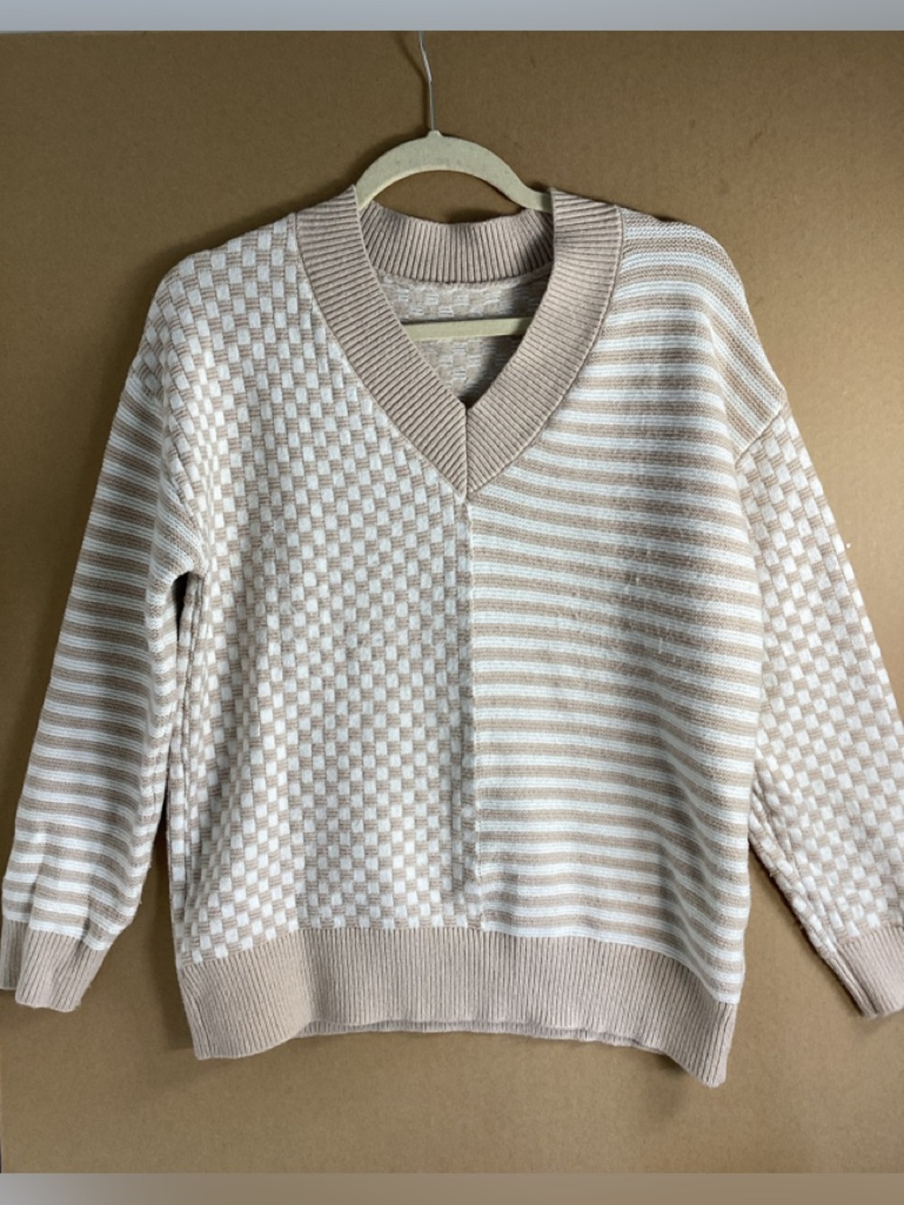 UNCLECAT Beige & Cream Tan V-Neck Striped & Check Pattern Knit Sweater sz M - Picture 3 of 11